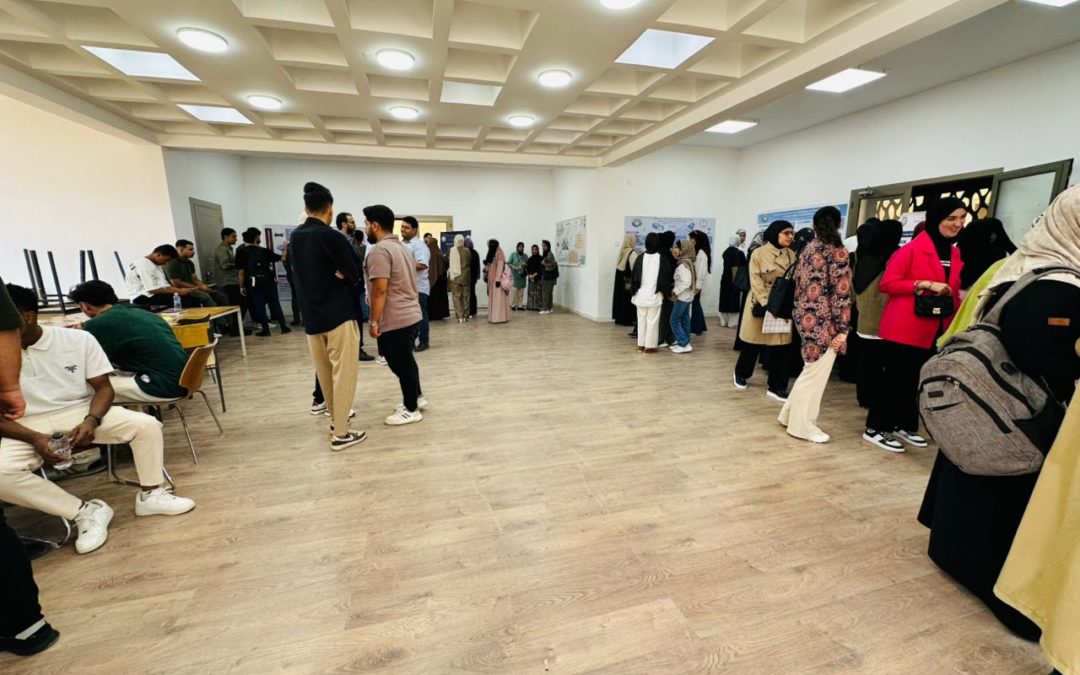 برعاية العميد.. كلية تقنية المعلومات تقيم اليوم العلمي للملصقات البحثية